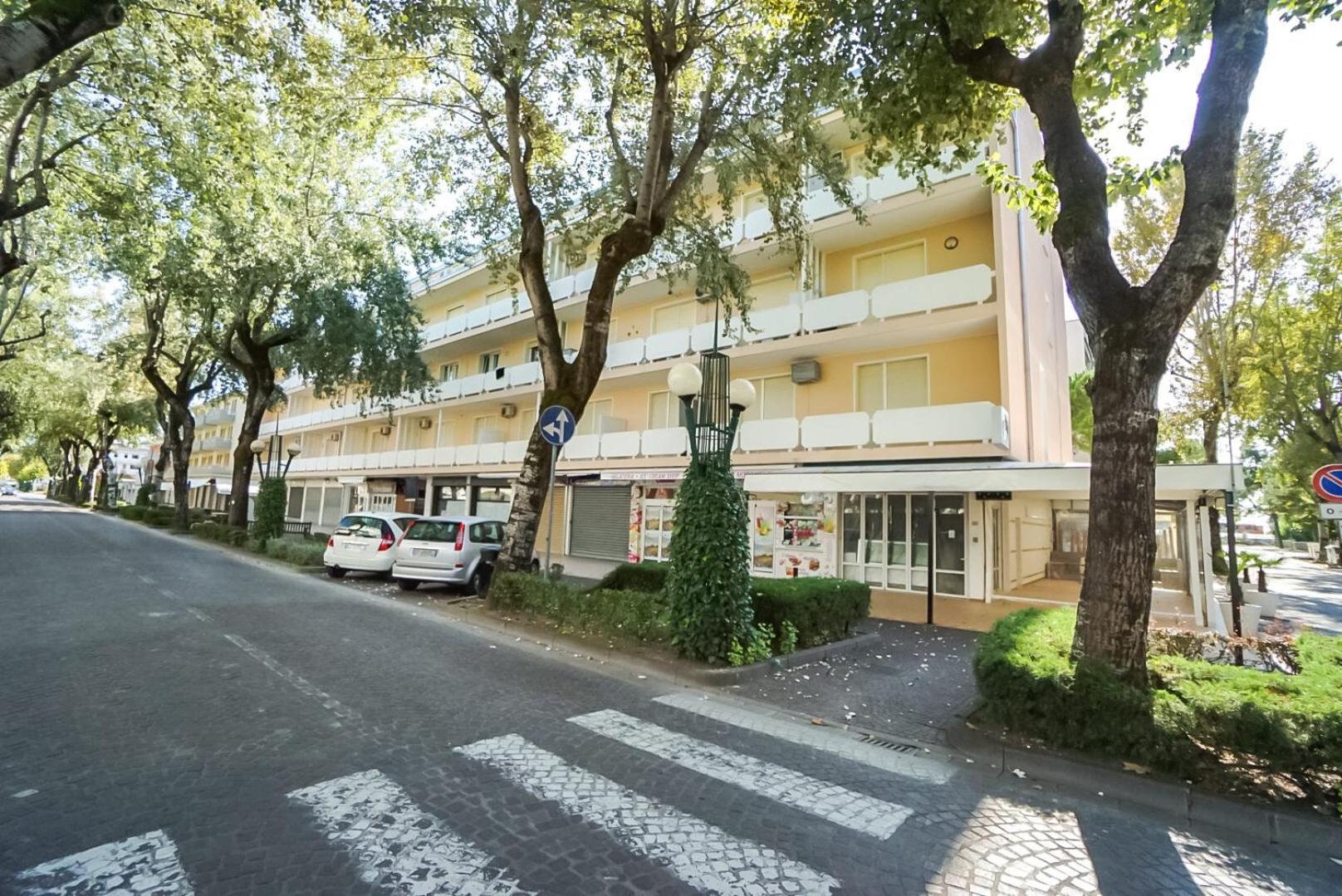 Condominio Bussola Bibione Bagian luar foto